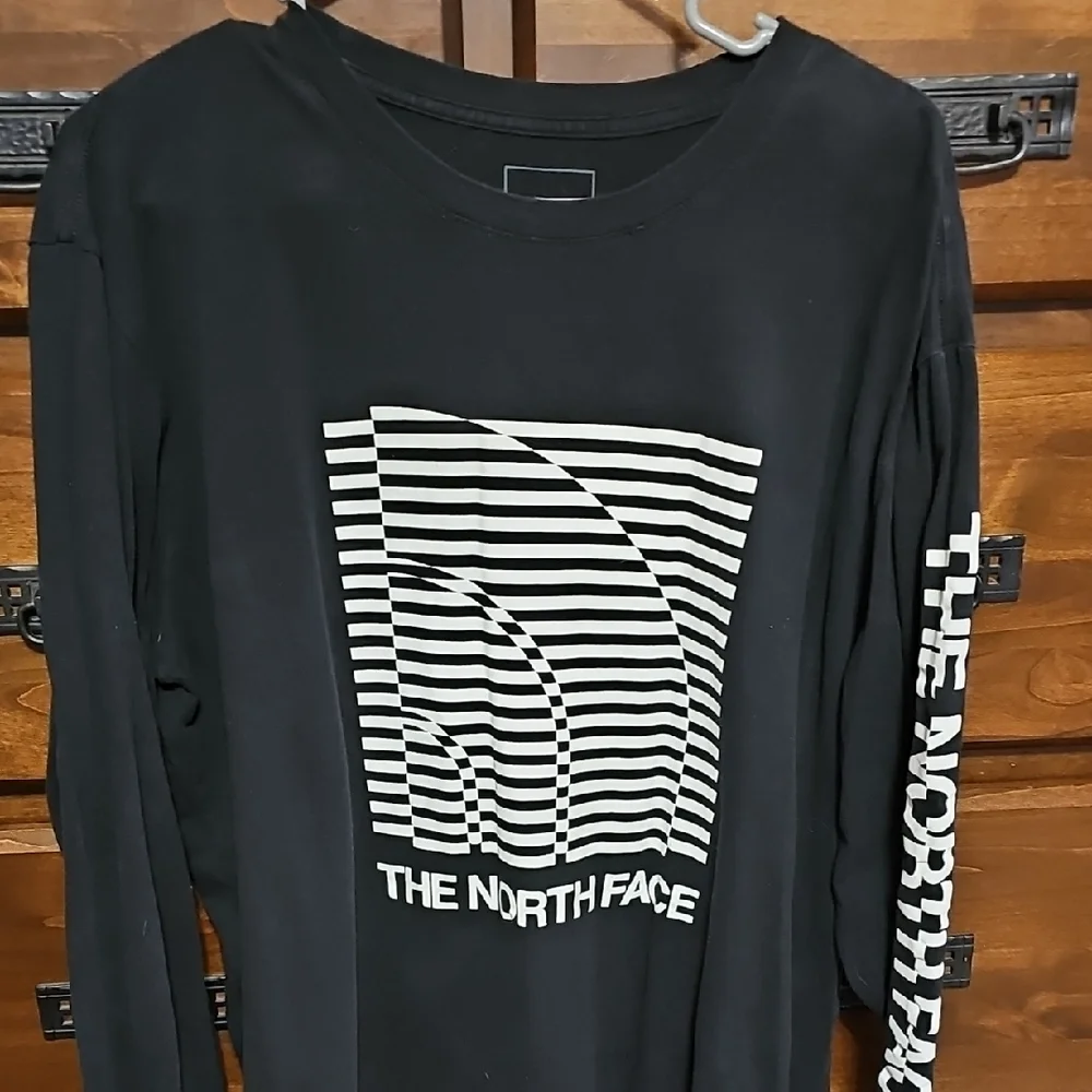The North Face Optical Illusion Logo Shirt - Picture 2 of 8